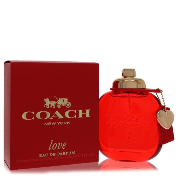 בקבוק בושם אדום של Coach New York בשם "Love", בנפח 90 מ"ל, עם עיצוב אלגנטי ותג לב קטן.