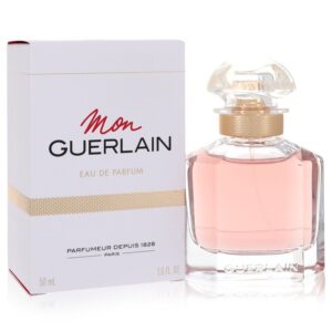 בקבוק בושם "Mon Guerlain" עם אריזת קרטון בעיצוב אלגנטי, מכיל 50 מ"ל של Eau de Parfum. הבושם מציע ניחוח נשי ויוקרתי, סימן ההיכר של המותג גירלין.