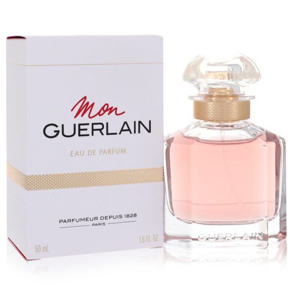 בקבוק בושם "Mon Guerlain" עם אריזת קרטון בעיצוב אלגנטי, מכיל 50 מ"ל של Eau de Parfum. הבושם מציע ניחוח נשי ויוקרתי, סימן ההיכר של המותג גירלין.