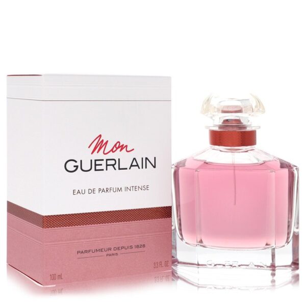 בקבוק בושם "Mon Guerlain" עם אריזת קרטון, ניחוח אינטנסיבי, 100 מ"ל, בעיצוב אלגנטי בצבעים ורודים ושקופים.