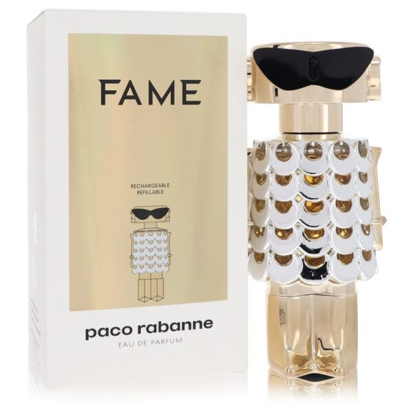 בקבוק הבושם "FAME" של פאקו ראבאן, בעיצוב מודרני וחדשני, עם אריזת קרטון לבנה ולוגו בולט. הבושם מגיע בבקבוק ייחודי בצורת דמות, עם פרטים מבריקים בצבעים כסוף וזהב.