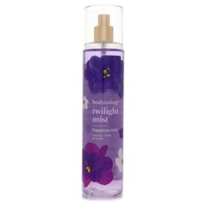 מוצר ריסוס ריח של Bodycology בשם Twilight Mist, מכיל ניחוחות של קוקוס, סיגליות ווניל, באריזת פלסטיק שקופה עם פרחים סגולים ולבנים.