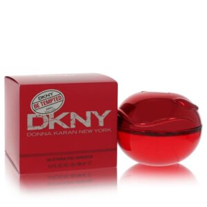 בקבוקון אדום של בושם DKNY "Be Tempted" בנפח 100 מ"ל, עם קופסה תואמת, המיוצר על ידי דונה קארן ניו יורק.