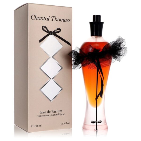 בקבוק בושם של שאנטל תומאס, Eau de Parfum בנפח 100 מ"ל, עם עיצוב אלגנטי ועטיפה מעוטרת בסרט שחור.