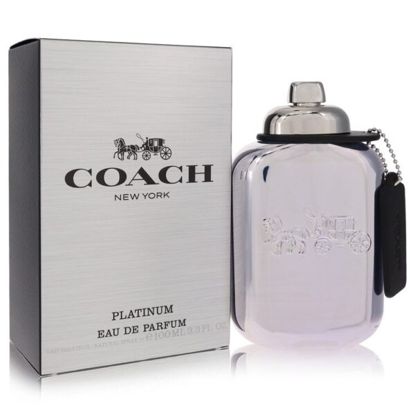 בקבוק של בושם Coach Platinum Eau de Parfum בנפח 100 מ"ל, עם עיצוב אלגנטי ומודרני, מונח לצד קופסה מתכתית עם לוגו Coach ניו יורק.
