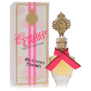 בקבוק בושם "Go Couture Yourself" מבית Juicy Couture, עם עיצוב יוקרתי וייחודי, מכיל 50 מ"ל של Eau de Parfum. האריזות מעוטרות בעיטורים ורודים וזהב, מה שמדגיש את האסתטיקה האופנתית של המותג.