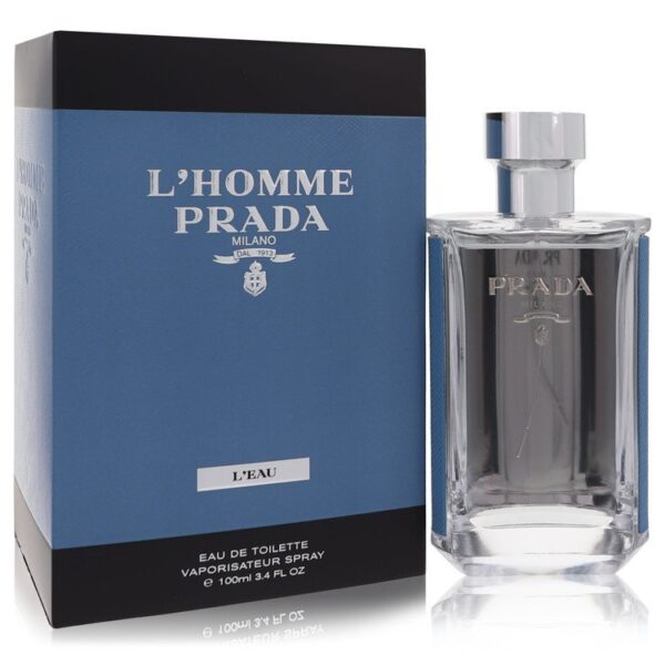בקבוק של בושם "L'Homme Prada L'Eau" עם תיבת אריזה כחולה, 100 מ"ל, מותג פרדה, עיצוב אלגנטי וחדשני.