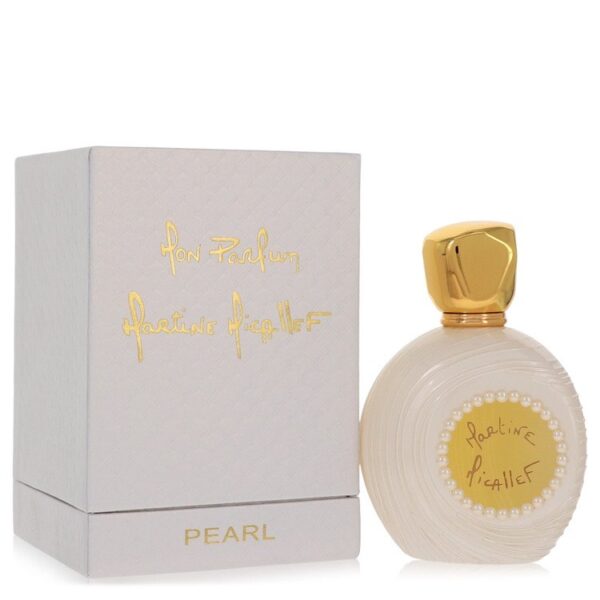 בקבוק בושם "Pearl" של המעצבת מרטין פיקלה, מאריזת קרטון לבנה מעוטרת בזהב, עם עיצוב יוקרתי ונשי.