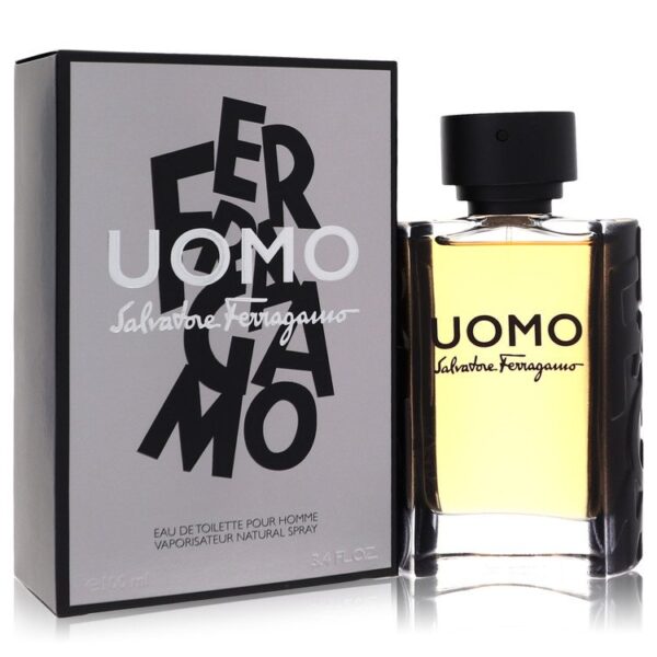 בושם "UOMO" של סלברטורה פרגמו, אריזת קרטון שחורה עם לוגו לבן, בקבוק זכוכית עם נוזל צהבהב, מתאים לגברים.