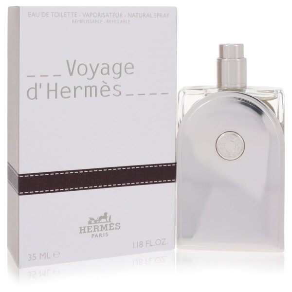 בושם "Voyage d'Hermès" של הרמס, בתצוגת בקבוק עם עיצוב אלגנטי, נפח 35 מ"ל, אריזת קרטון לבנה עם פרטים בשפה צרפתית.