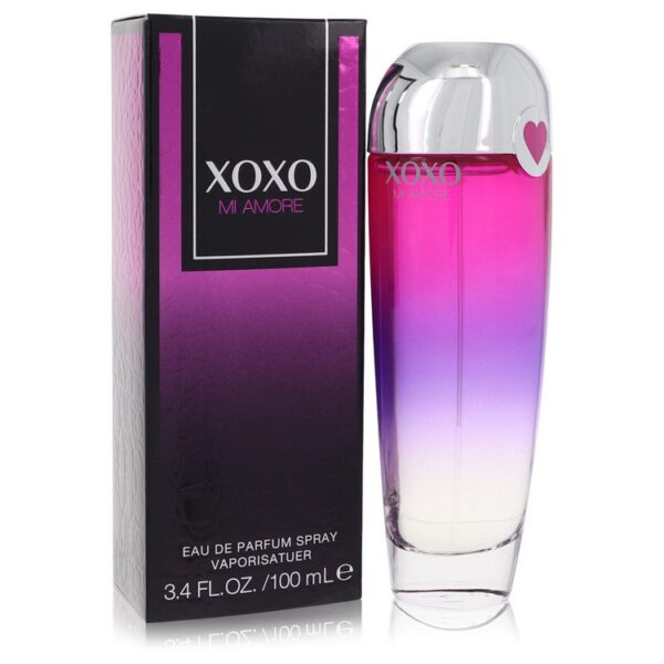 בקבוק בושם XOXO MI AMORE בעיצוב מודרני, עם צבעים דהויים של ורוד וסגול, בנפח 100 מ"ל. מיועד לשימוש יומיומי, מציע ניחוח רענן ונשי.